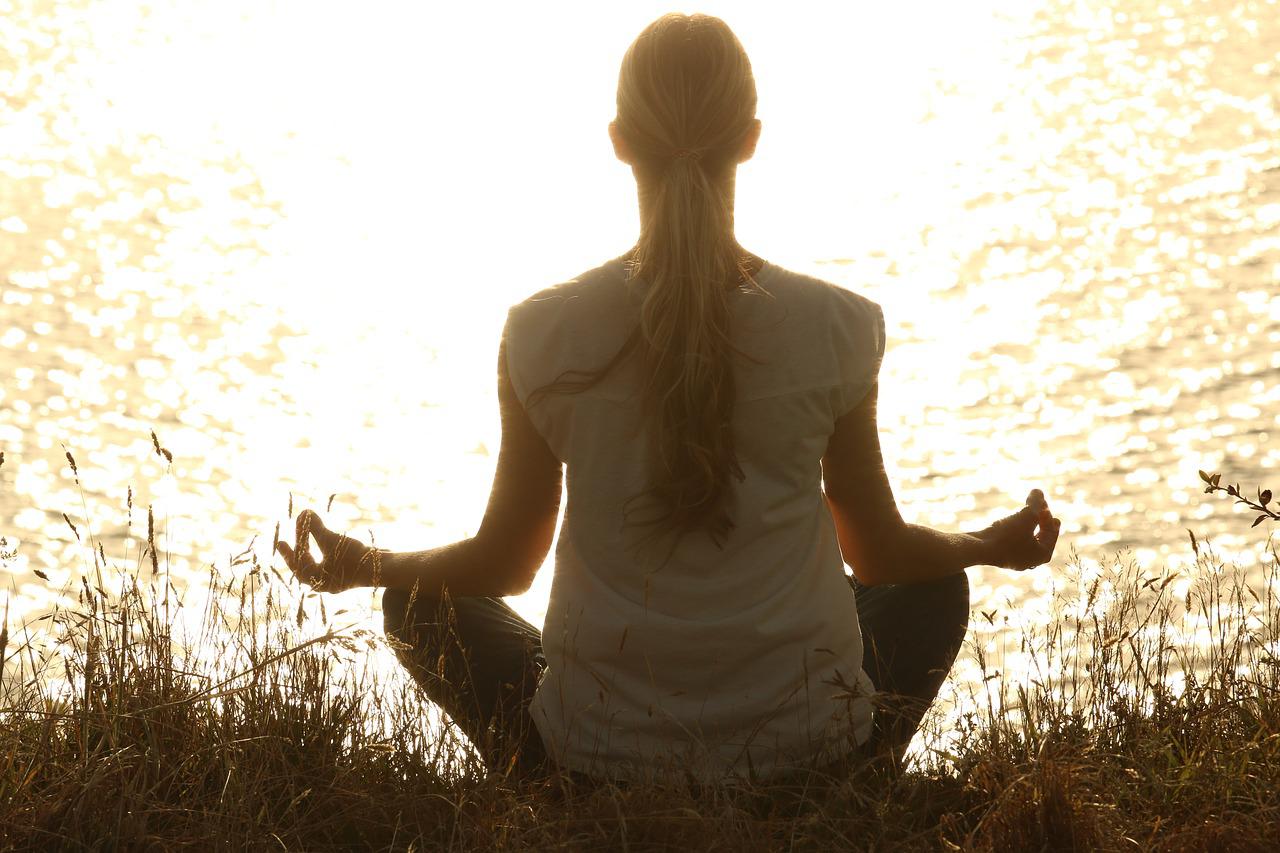 Femme qui fait du yoga